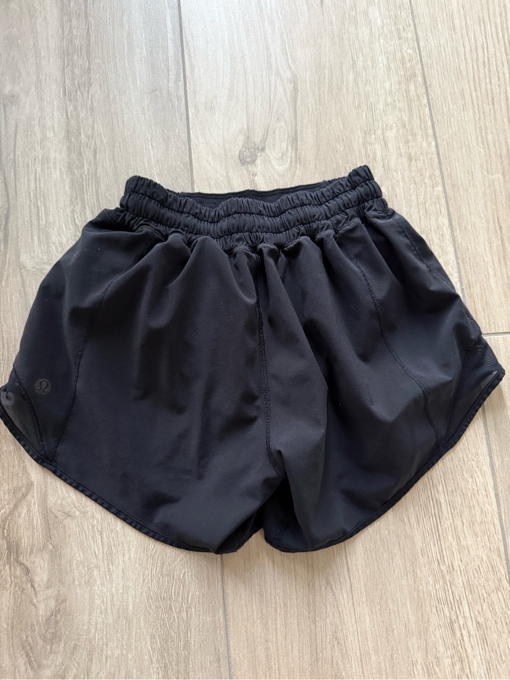 Lululemon hotty hot 2.5” size 2 - Picture 2 of 4